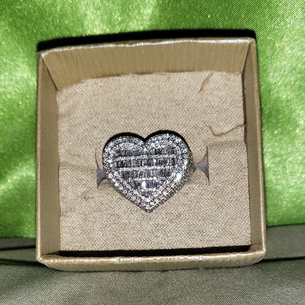 Elegant Diamond Heart Ring 10kt White Gold